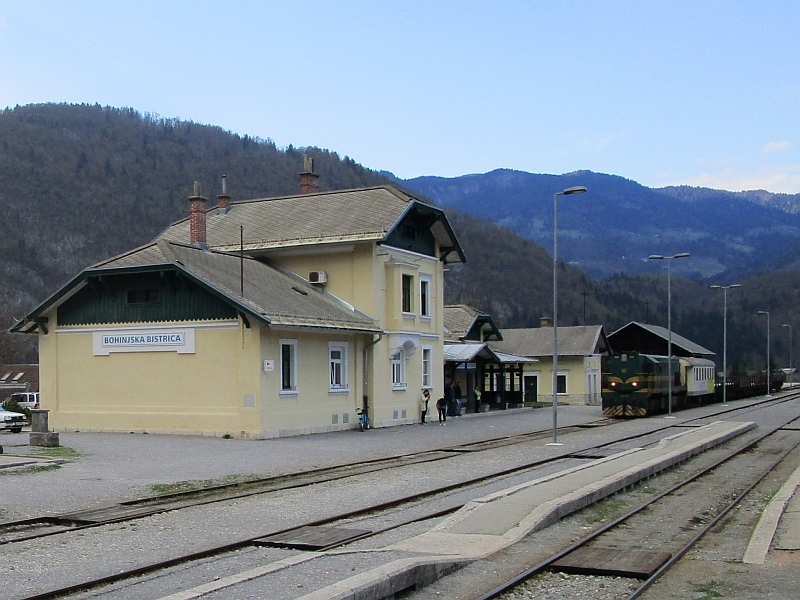 Autozug im Bahnhof Bohinjska Bistrica