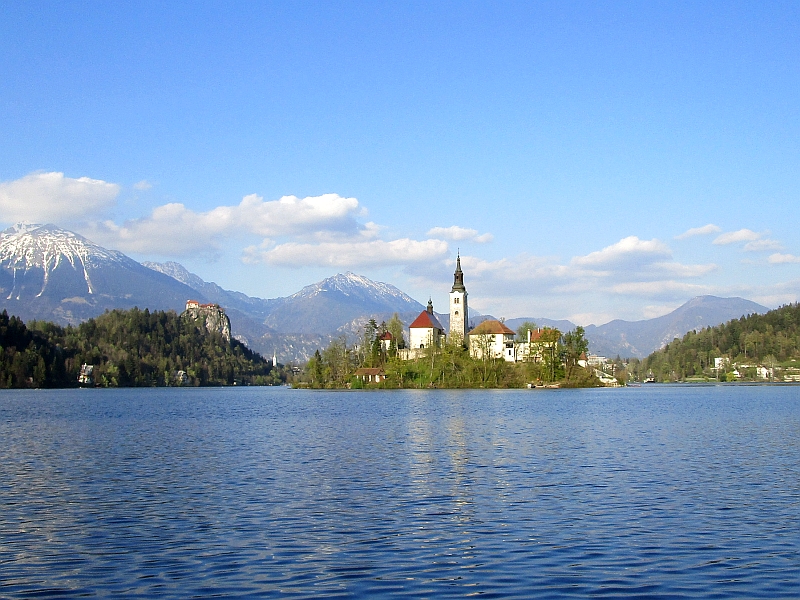 Marienkirche auf der Insel im Bleder See, im Hintergrund Burg Bled