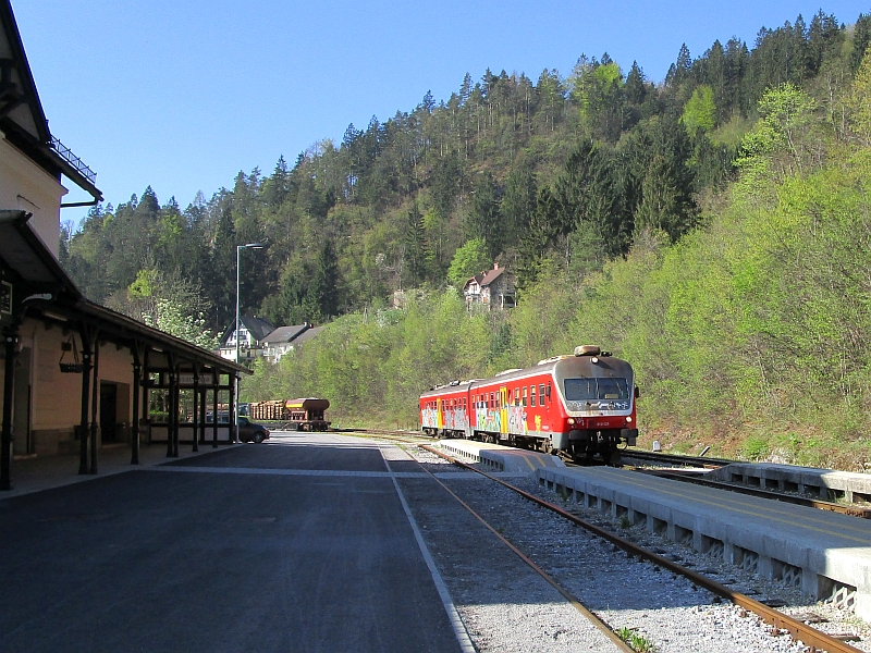 Einfahrt eines Regionalzugs in den Bahnhof Bled Jezero