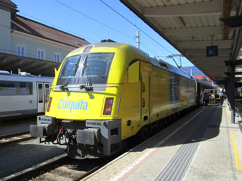 Chiquita-Werbelok der slowenischen Bahn nach der Ankunft im Bahnhof Villach