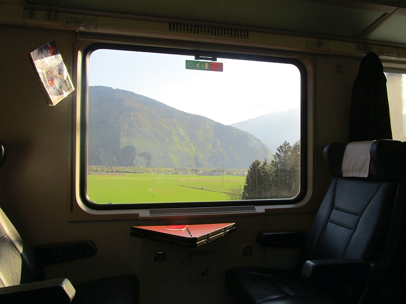 Blick aus dem Zugfenster auf der Tauernbahn