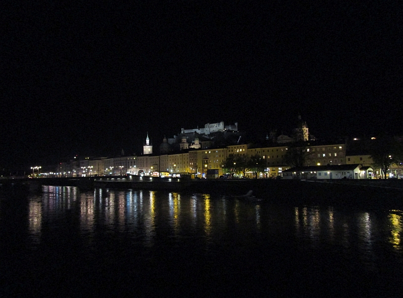 Blick über die Salzach auf die Altstadt und die Festung Hohensalzburg bei Nacht