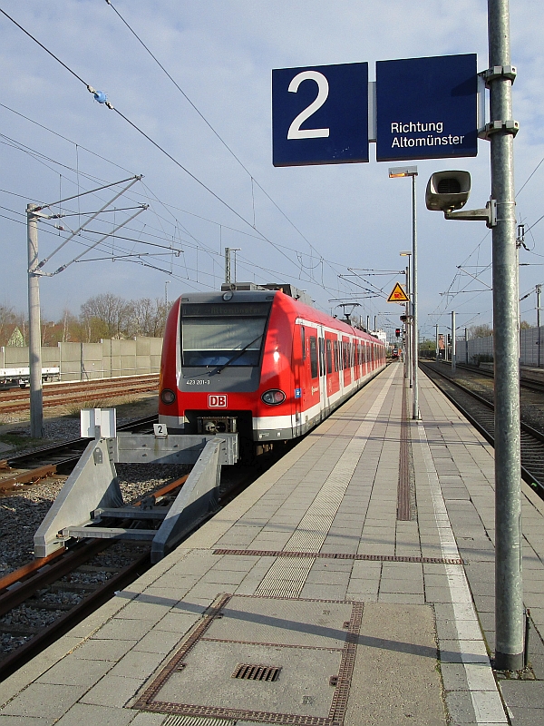 S-Bahn der Baureihe 423 im Bahnhof Dachau