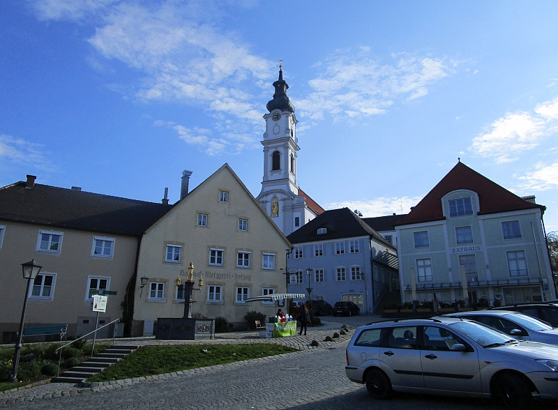 Marktplatz Altomünster mit Marktbrunnen und Rathaus