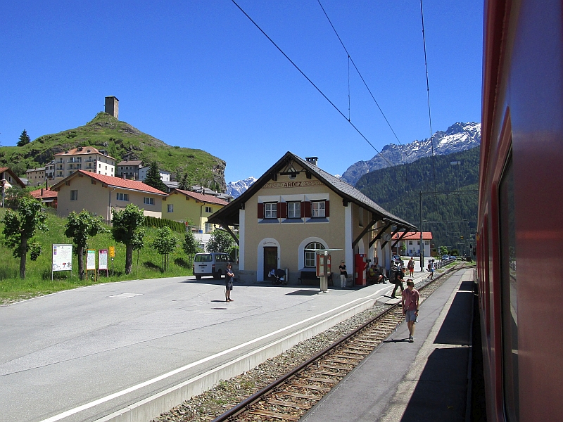 Bahnhof Ardez und Ruine Steinsberg