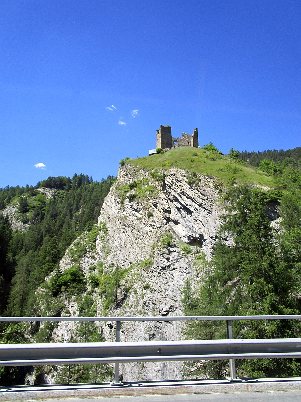 Blick vom Bus auf die Ruine der Burg Tschanüff