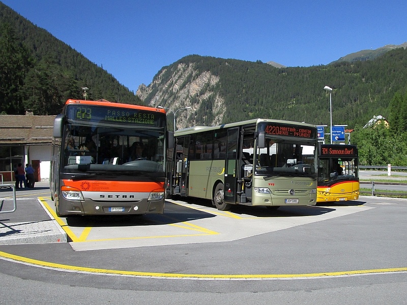 Italienischer, österreichischer und schweizerischer Bus in Martina