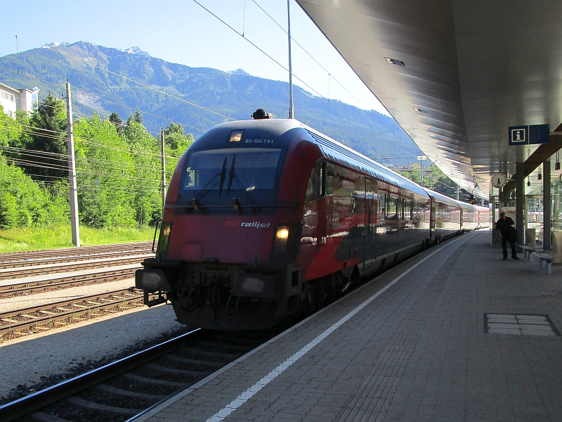 Einfahrt eines Railjets in den Bahnhof Landeck-Zams