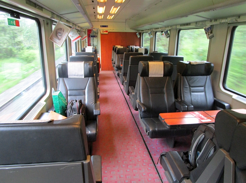 Erste-Klasse-Großraumbereich im Intercity der ÖBB