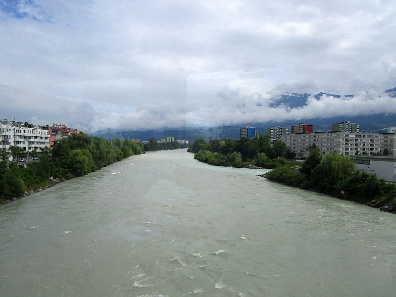 Fahrt über den Inn im Stadtgebiet von Innsbruck