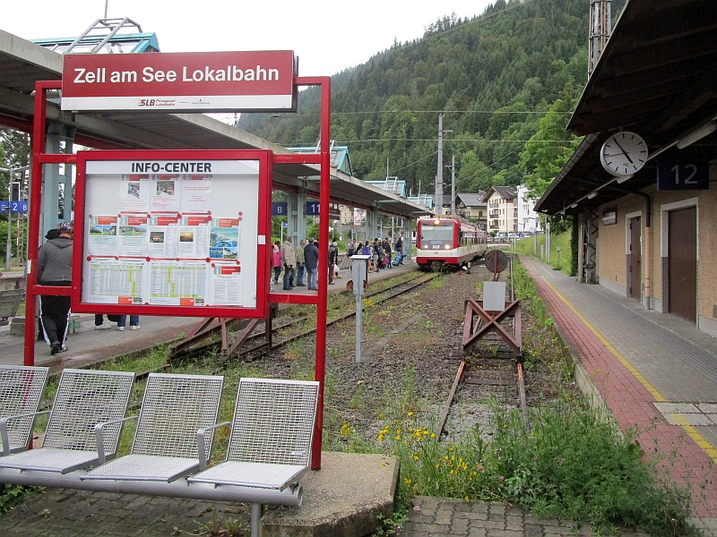Zug der Pinzgauer Lokalbahn im Bahnhof Zell am See