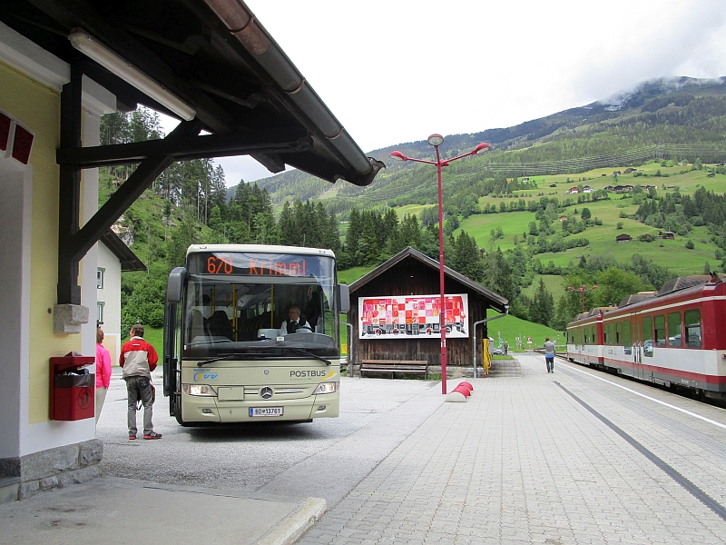 Umstieg vom Postbus auf die Pinzgauer Lokalbahn in Krimml