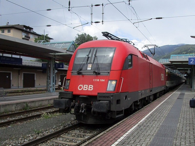 Einfahrt des Eurocity 'Transalpin' in den Bahnhof Zell am See