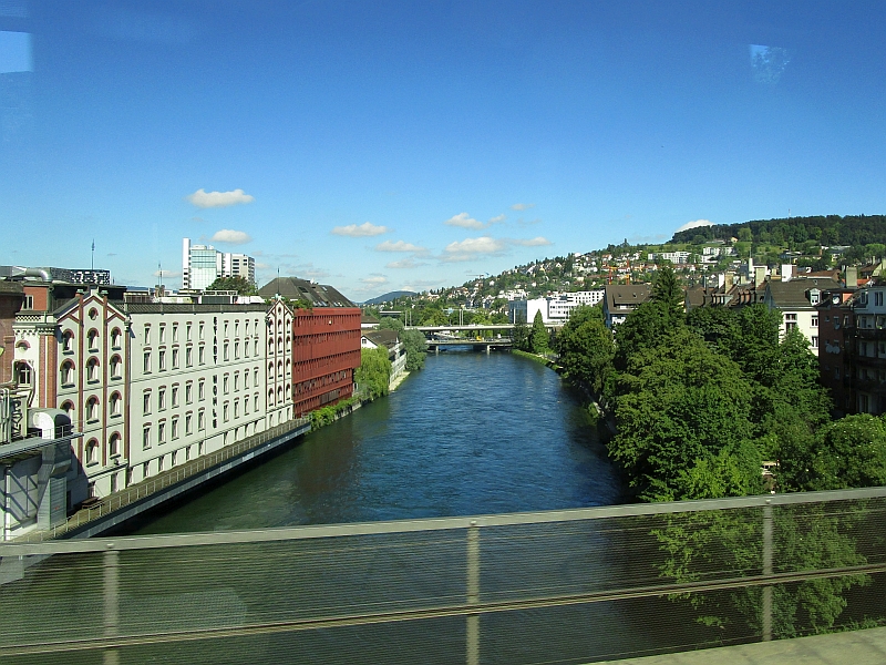 Fahrt über die Limmat im Stadtgebiet von Zürich