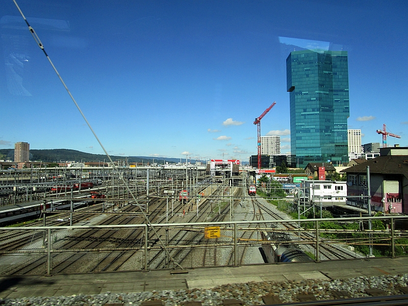 Vorfeld des Hauptbahnhofs Zürich, rechts der Prime Tower