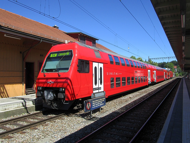 Doppelstockpendelzug der SZU nach der Ankunft in Langnau-Gattikon