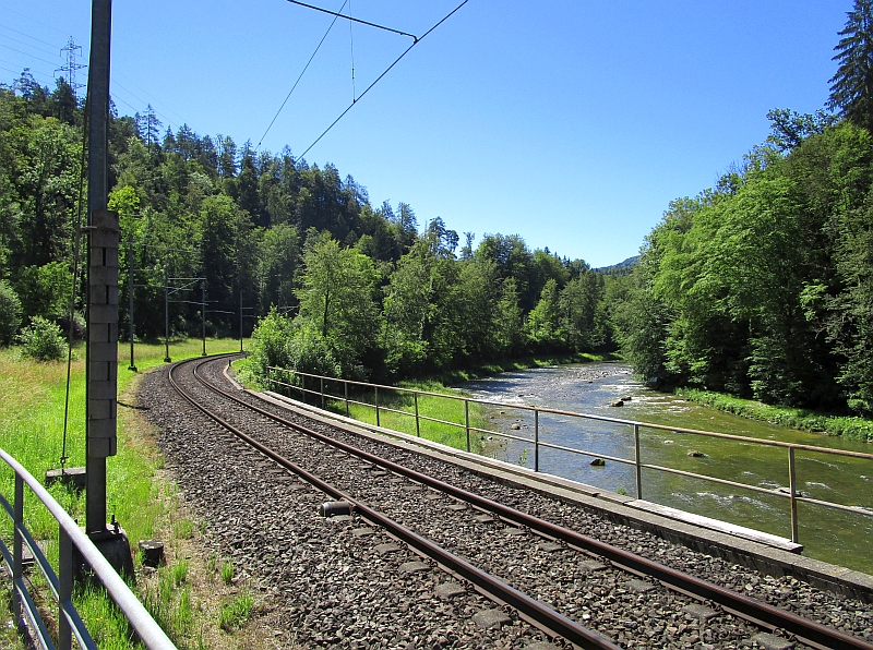 Wanderweg entlang der Gleise und der Sihl