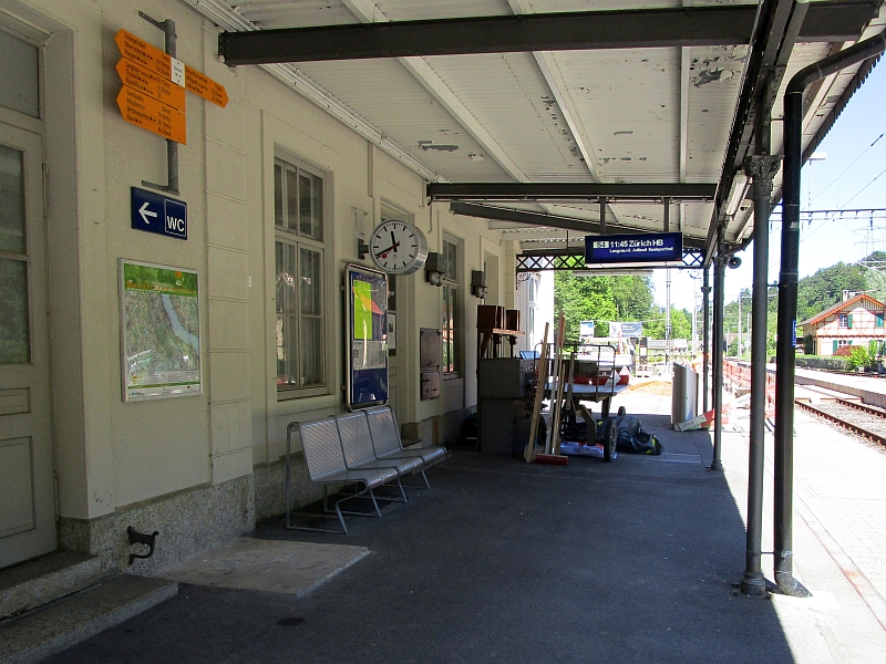 Hausbahnsteig am Bahnhof Sihlwald