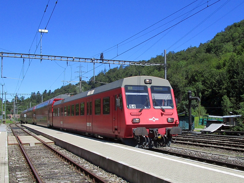 Einstöckiger Steuerwagen am Zug der SZU