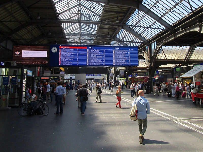 Querbahnsteig im Hauptbahnhof Zürich