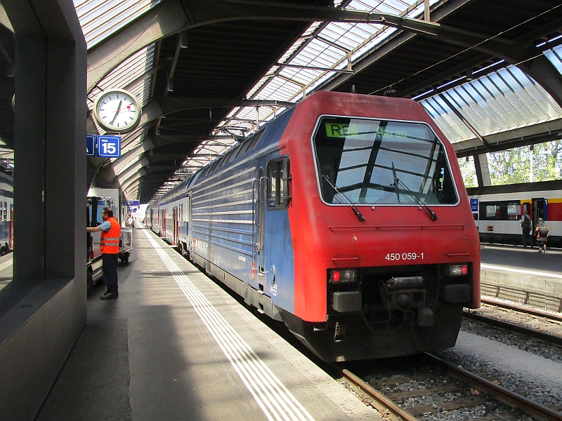 Doppelstockpendelzug der S-Bahn Zürich als RegioExpress