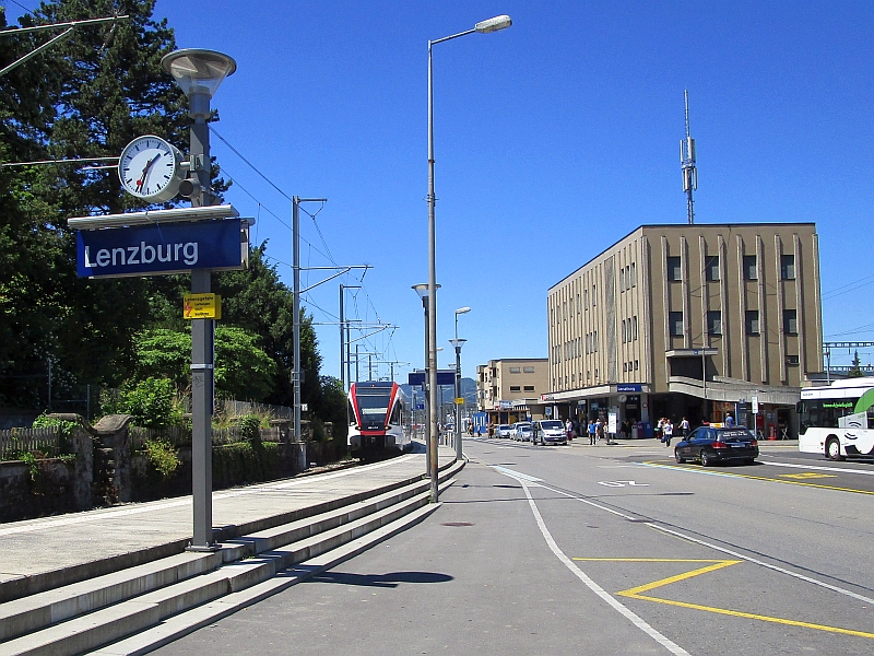 Bahnsteig der Seetalbahn auf dem Bahnhofsvorplatz von Lenzburg