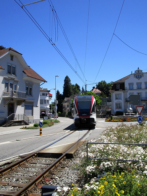 Weiterfahrt des GTW über einen Kreisverkehr in Beinwil am See