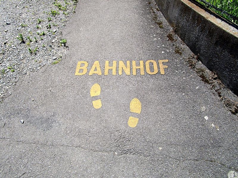 Markierung des Fußwegs zum Bahnhof
