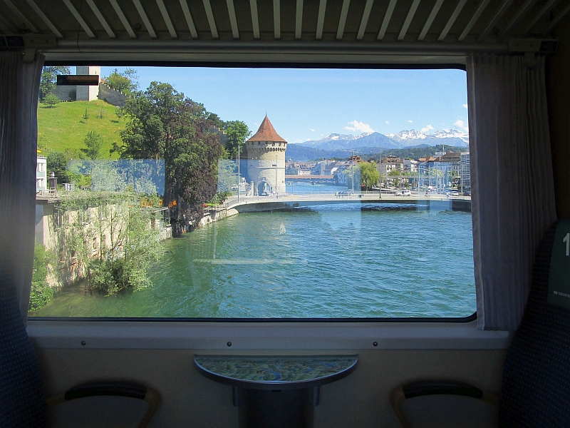 Fahrt über die Reuss in Luzern, am Ufer der Nölliturm