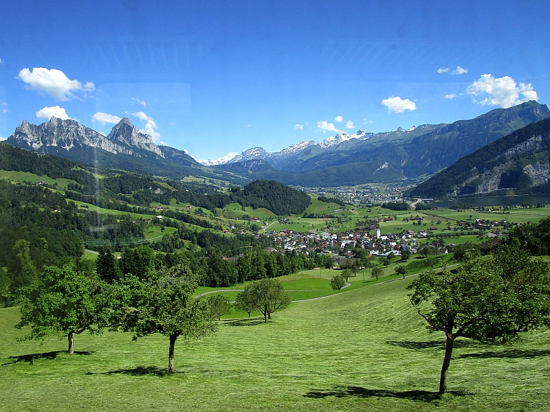 Blick auf den Lauerzer See und die Gipfel des Bergmassivs Mythen