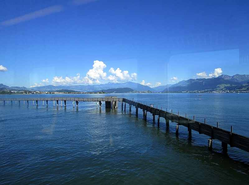 Fahrt auf dem Seedamm von Rapperswil über den Zürichsee
