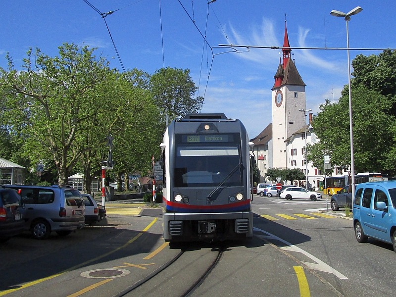 Diamant-Triebzug in Bremgarten, rechts der Spittelturm