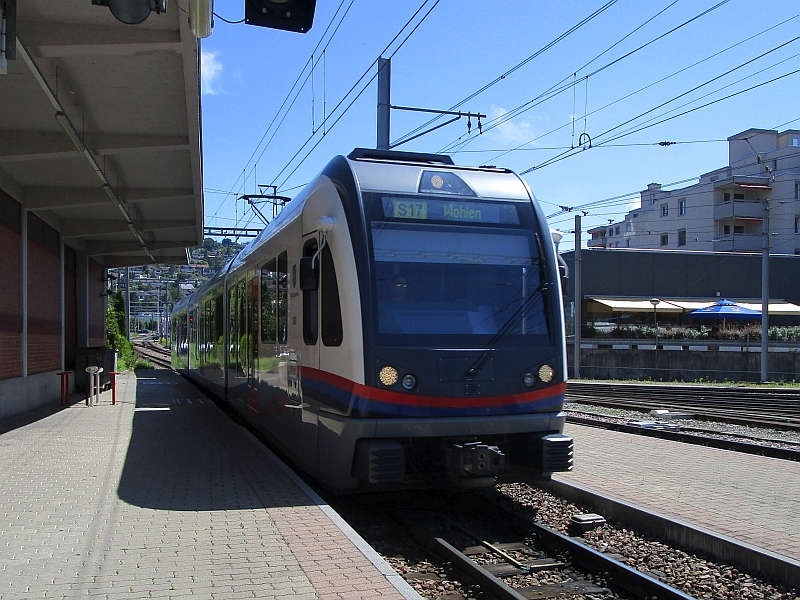 Einfahrt eines Triebzugs in den Bahnhof Bremgarten