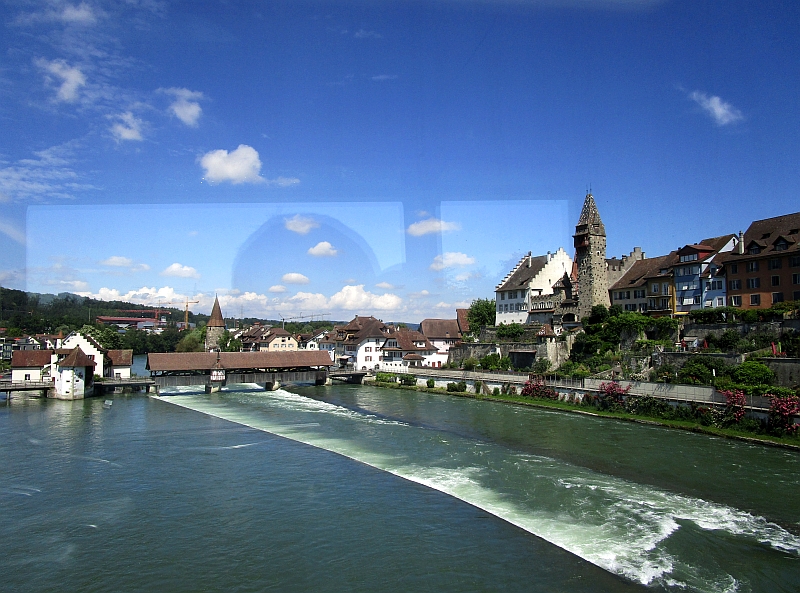 Blick vom Zugfenster auf die Altstadt von Bremgarten