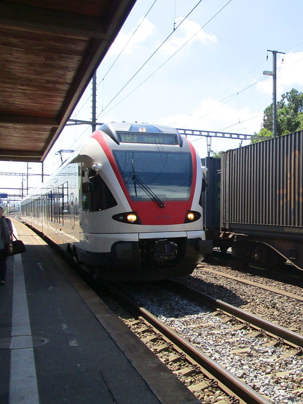 Einfahrt eines Flirt-Triebzugs in den Bahnhof Wohlen