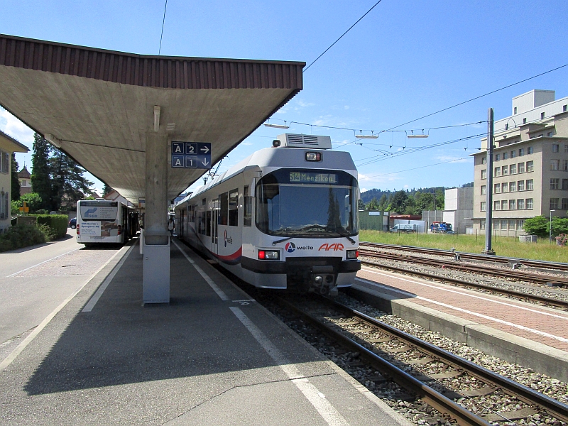 Doppeltriebwagen der WSB im Bahnhof Schöftland