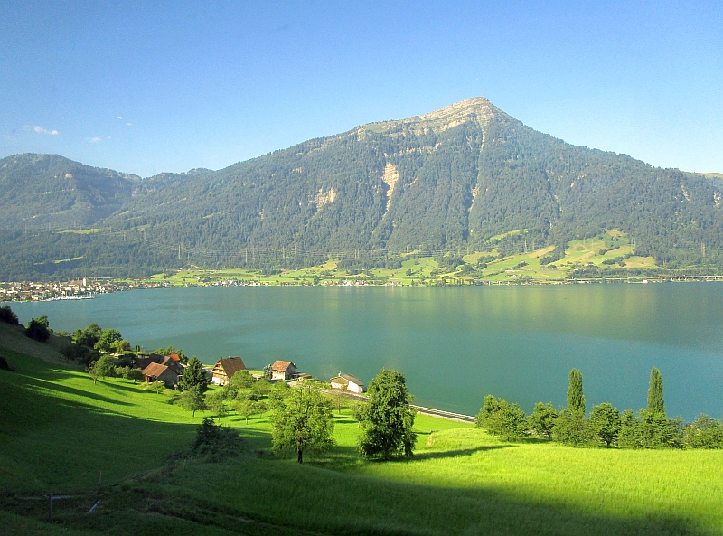 Fahrt am Zugersee mit Blick zur Rigi