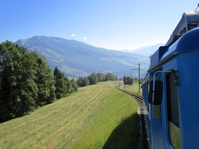 Blick vom Zug der Arth-Rigi-Bahn ins Tal