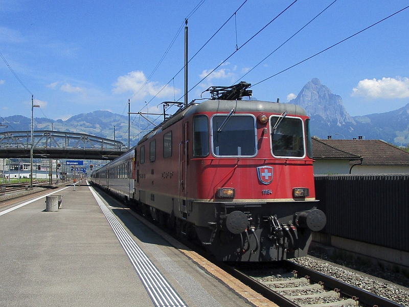 Einfahrt eines InterRegio in den Bahnhof Brunnen