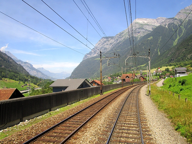 Blick aus dem letzten Wagen auf die Gotthardbahn