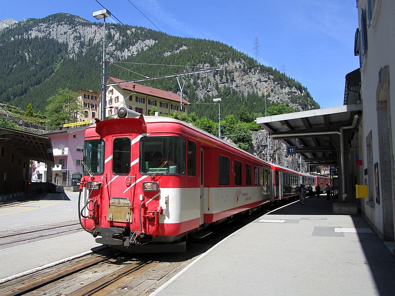 Regio der MGB auf dem Bahnhofsvorplatz von Göschenen