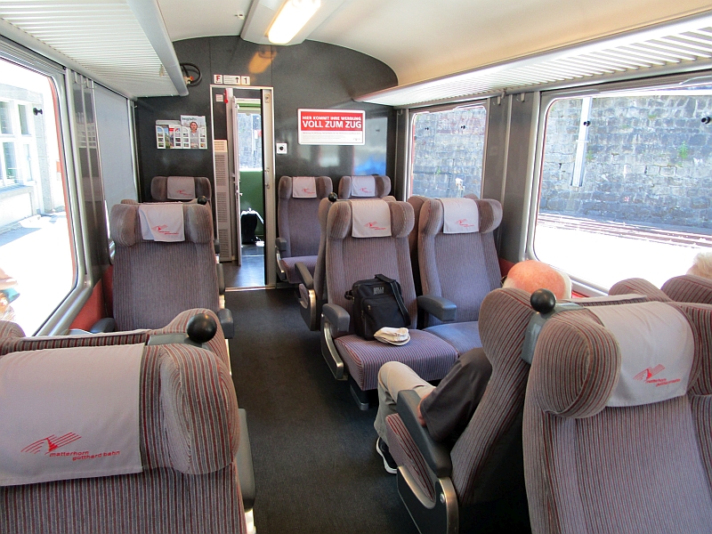 Erste Klasse im Regio der Matterhorn Gotthard Bahn