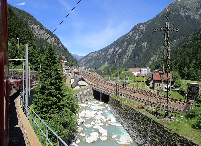 Blick auf den Bahnhof Göschenen und die Reuss