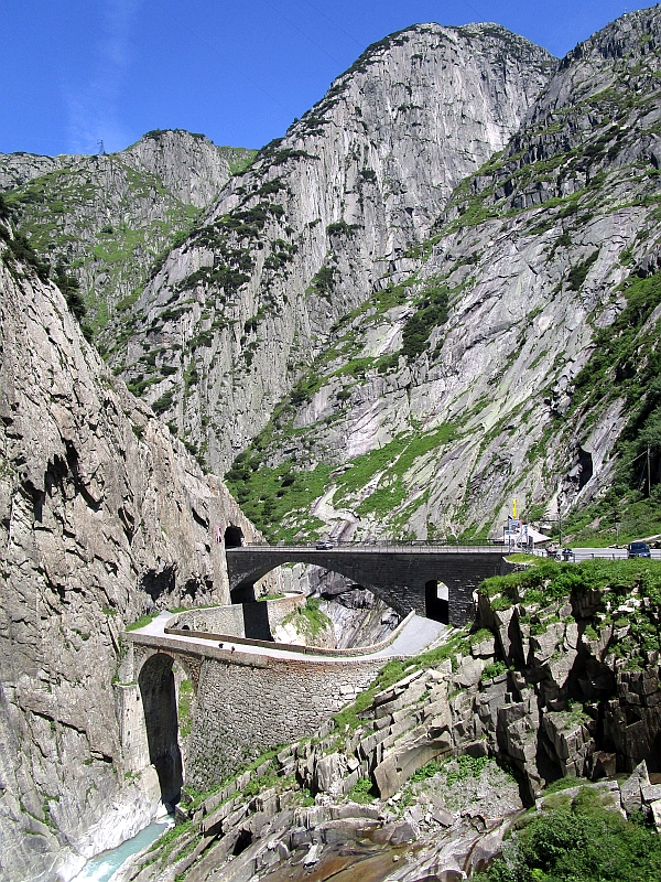 Blick vom Zug auf die Teufelsbrücke