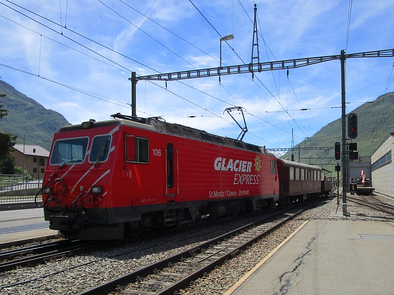 Lok der MGB mit Nostalgiewagen und offenem Wagen