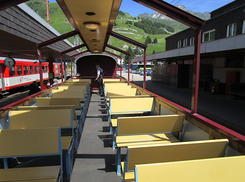 Offener Wagen im 'Oberalp Openair Express'