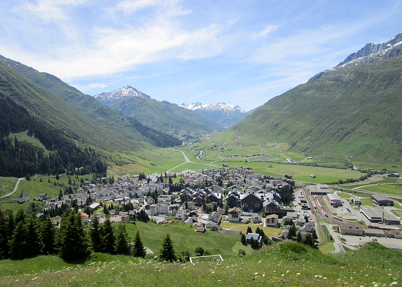 Blick auf Andermatt und die Bahnanlagen