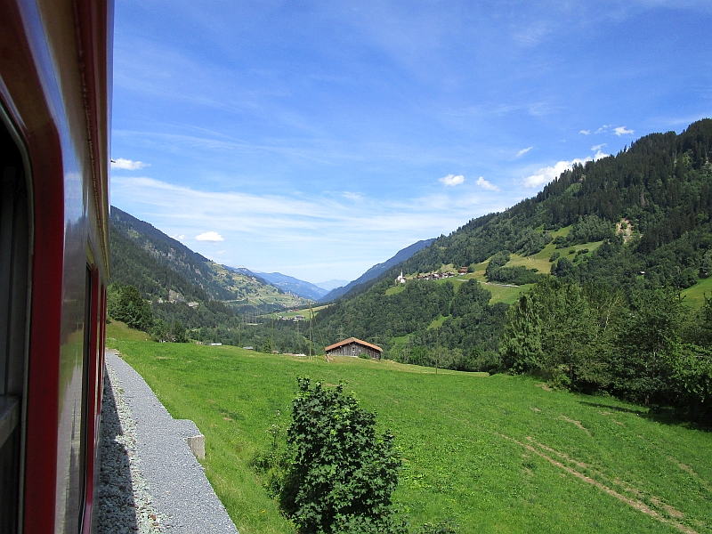 Blick aus dem Zugfenster in der Surselva