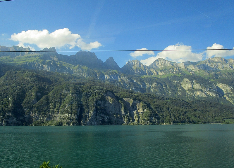 Blick aus dem Zugfenster am Walensee