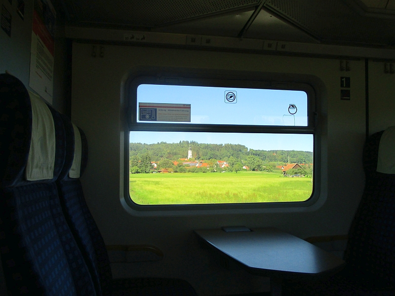 Blick aus dem Zugfenster bei der Fahrt durch Oberschwaben